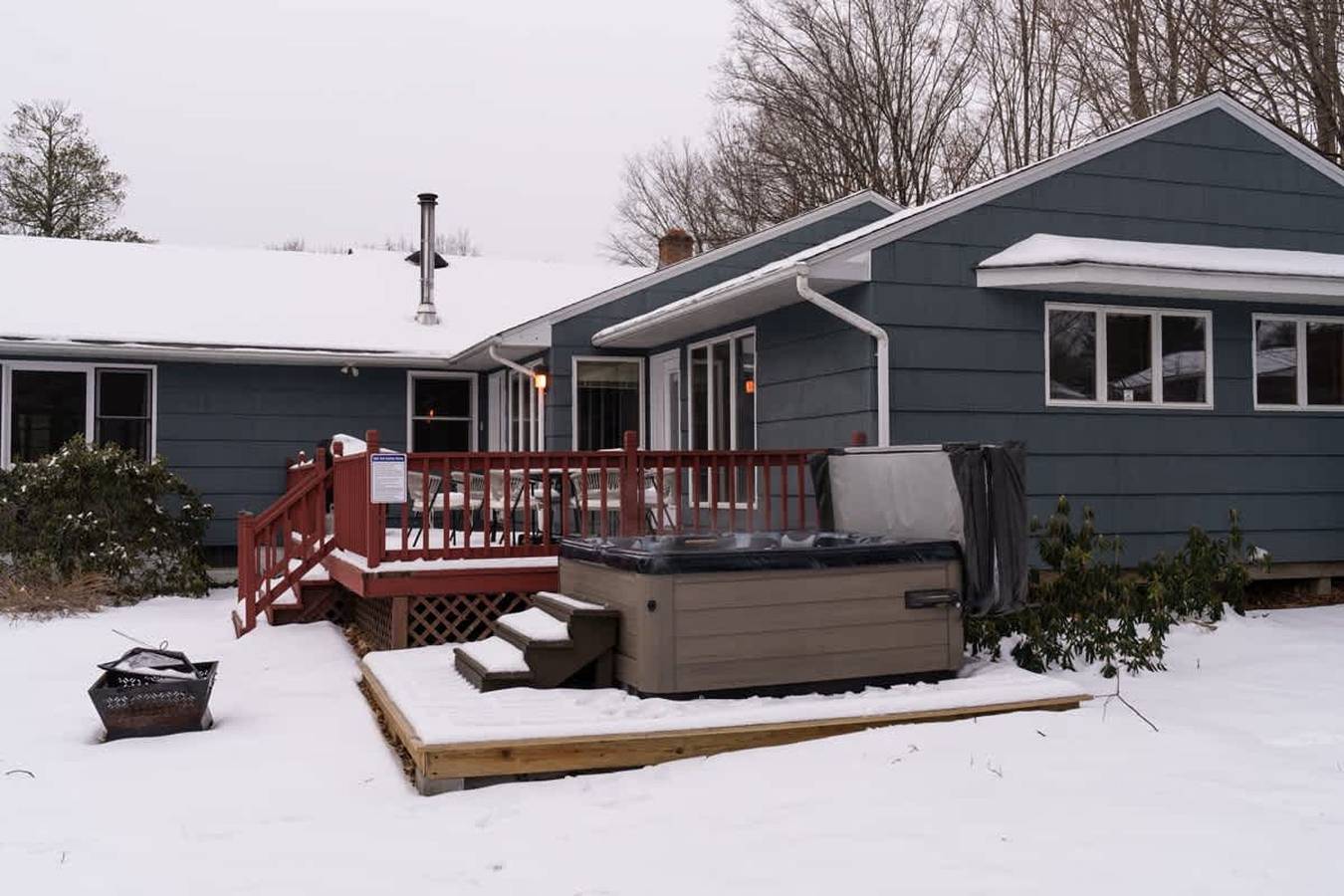 Hv Spacious Retreat sleeps 13 w Hot Tub in Dutchess County