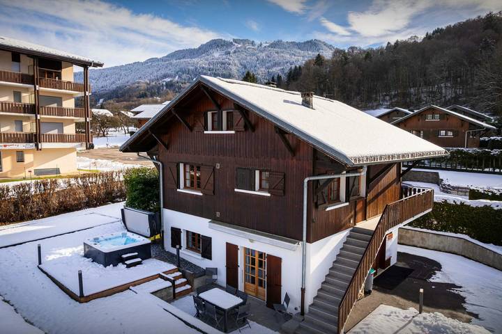 Chalet pour 10 personnes, avec jacuzzi et jardin, adapté aux familles à Morillon
