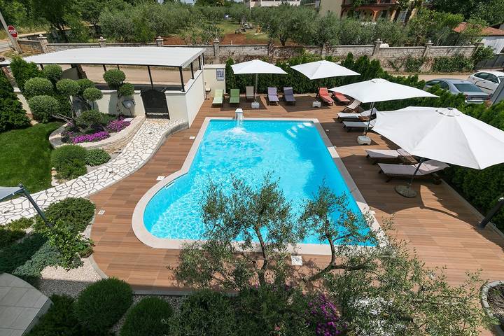 Ferienwohnung für 5 Personen, mit Balkon/Terrasse und Balkon sowie Pool in Nova Vas