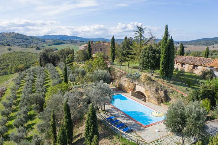 Casa vacanza per 13 persone, con piscina e giardino nonché terrazza, con animali domestici a Casole d'Elsa