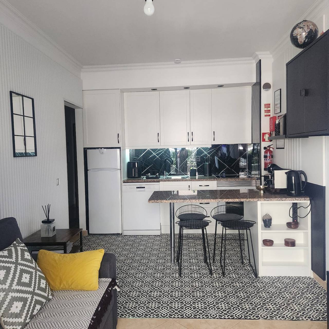 Ολόκληρο το διαμέρισμα, Apartment 'Casa Shanti' with Shared Pool, Wi-Fi and Air Conditioning in Praia da Rocha, Portimão