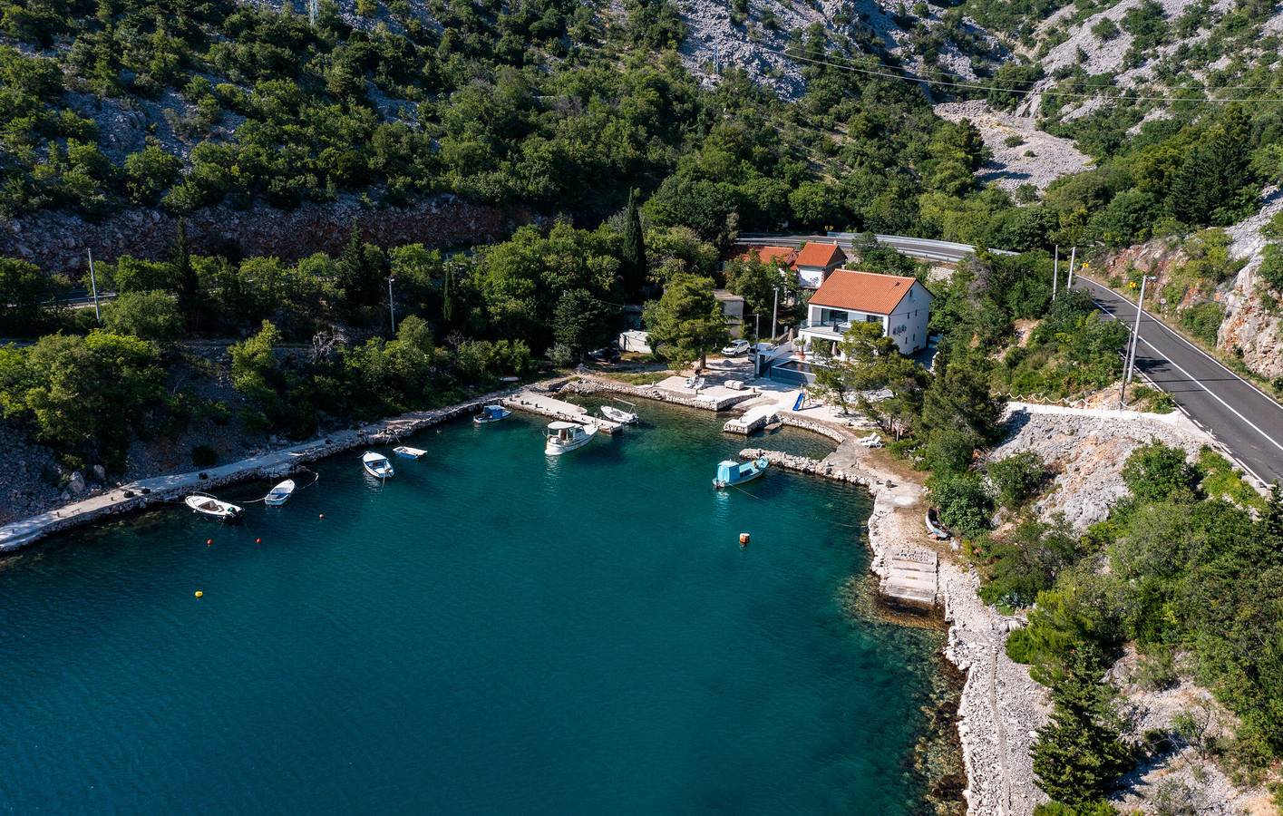 Gemütliche 200 m² große Wohnung mit Pool, Terrasse und 1,5 km entferntem Strandzugang in Baric Draga, Naturpark Velebit