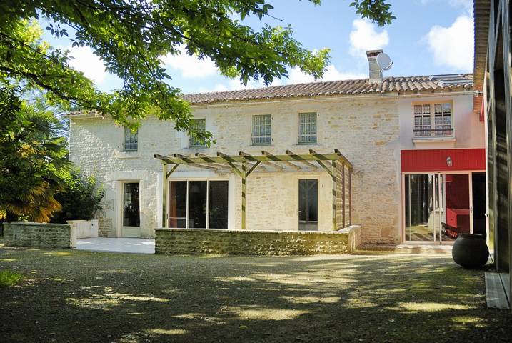 Gîte pour 15 personnes, avec piscine et jardin