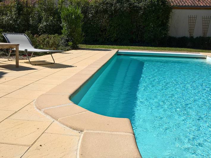 Location de vacances pour 8 personnes, avec terrasse ainsi que piscine et jardin à Vasles - 4