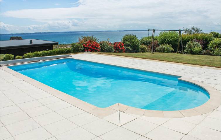 Location de vacances pour 8 personnes, avec piscine ainsi que jardin et terrasse à Plougonvelin - 2