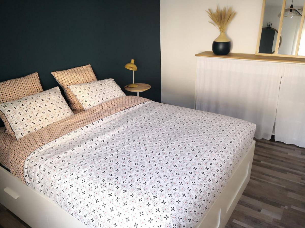 Appartement entier, Le Cocoon Saint Lô - Appartement privé tout équipé - Haras - Parking gratuit - Entrée autonome - Wifi - Netflix - Baignoire - Lave-linge - Lit Queen Size 160cm & canapé-lit 140cm - Jusqu'à 4 personnes in Saint-Lô, Région de Saint-Lô