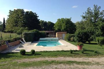 Gîte pour 2 personnes, avec piscine ainsi que jardin et terrasse à Salernes