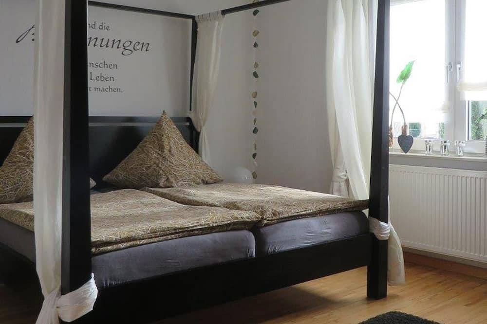 Ganze Wohnung, Gemütliche Ferienwohnung (80 m2) mit Holzterrasse und Liegewiese in Großheubach, Fränkisches Weinland