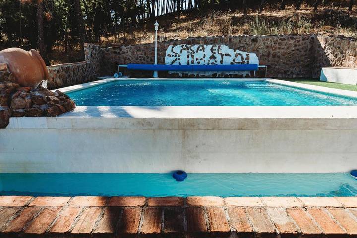Casa rural para 11 personas, con jardín y piscina además de piscina para niños y vistas, Se admiten mascotas en Tentudía - 2