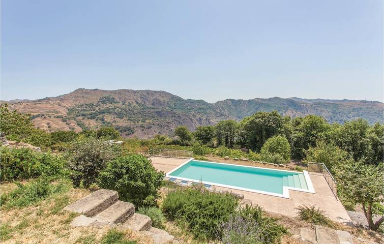 Terraza junto a la piscina: Apartamento espacioso, cerca de la ciudad y del río in Graniti, Provincia de Messina