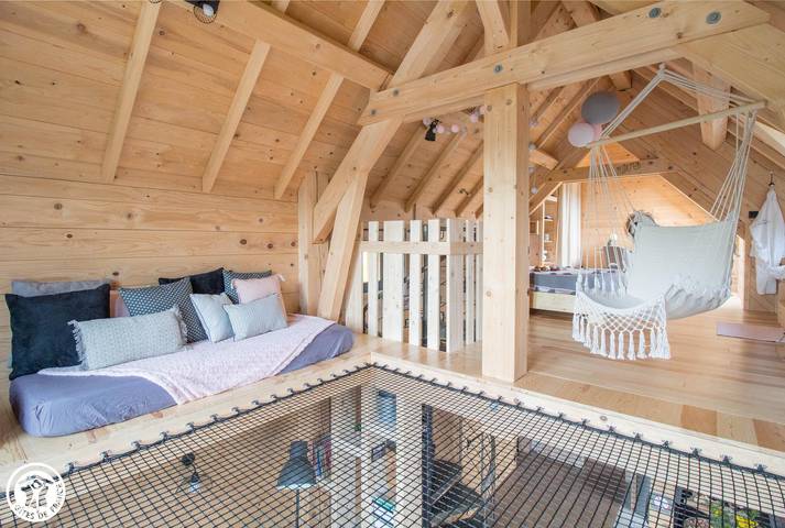 Gîte pour 2 personnes, avec Terrasse ainsi que Jardin et Vue à Chambon-sur-Lac