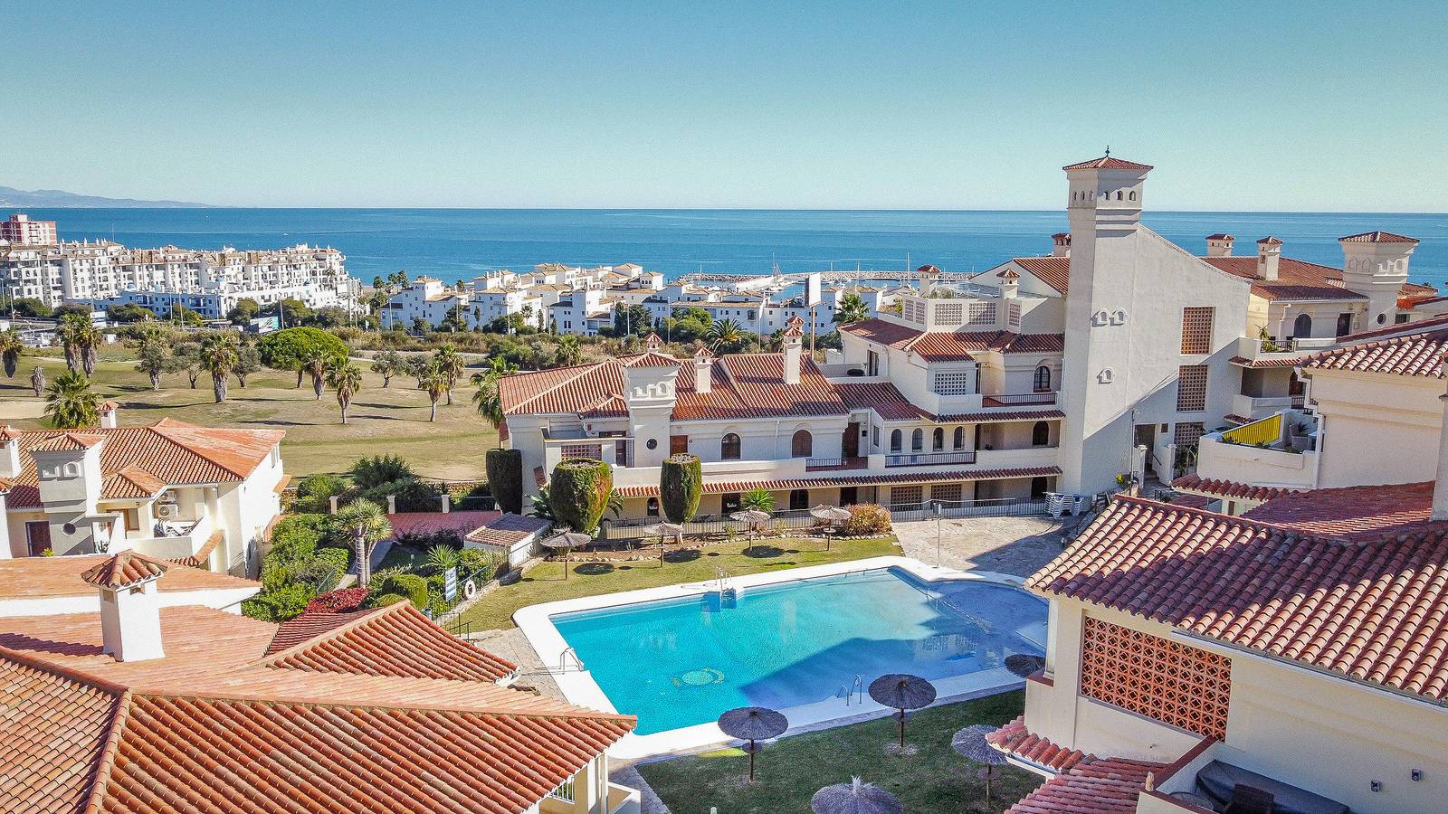 Ganze Wohnung, 26. Front row penthouse golf and sea views Manilva in Puerto de la Duquesa, Manilva