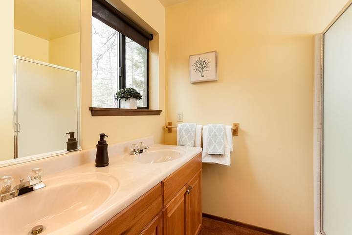 Log cabin for 10 people, with hot tub and garden as well as balcony, with pets in Big Bear Lake