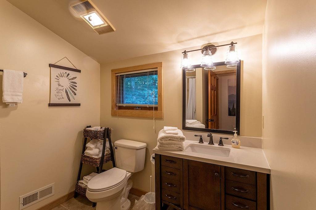 Parkway Hideout - privacy, hot tub, views, pool table close to Boone and Blowing Rock in Blue Ridge Parkway, Aho