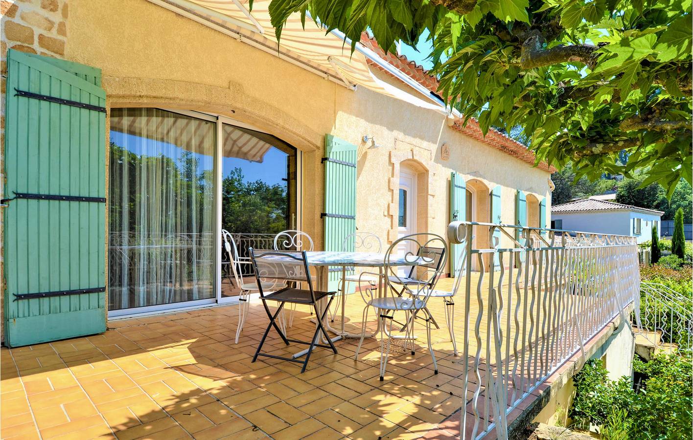 Apartamento de 100m2 con parking, TV, piscina e internet cerca de Laudun-l'Ardoise in Laudun-l'Ardoise, Region de Nimes