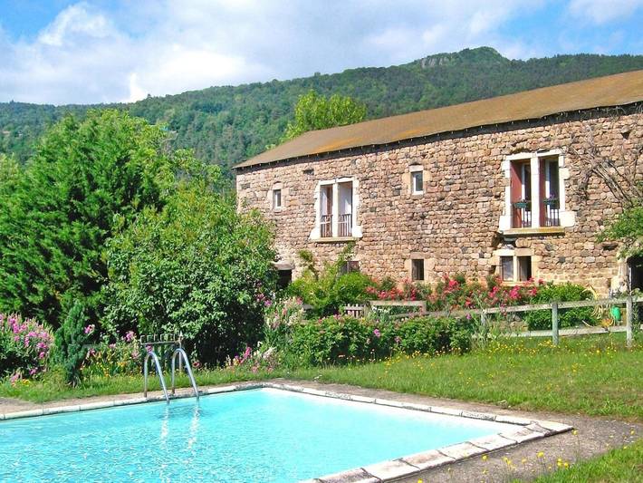 Location de vacances pour 6 personnes, avec Terrasse ainsi que Jardin et Piscine en Auvergne