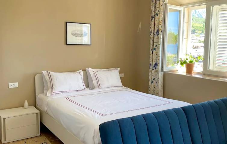 Ganze Ferienwohnung, Apartment mit Meerblick, Terrasse und WLAN, in Strand- und Restaurantnähe in Pliševac, Podgora
