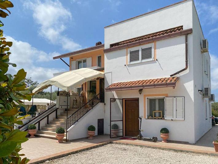 Appartamento per 5 persone, con panorama e giardino, adatto a famiglie con bambini in Fossacesia