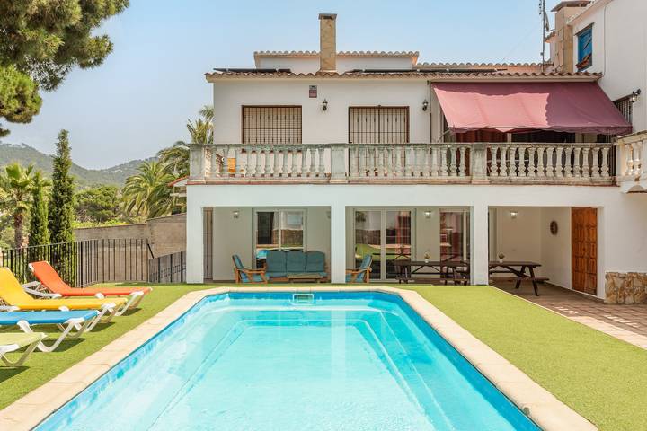 Appartamento intero, Appartamento 'Bogues' con vista montagna, piscina privata e Wi-Fi in Lloret de Mar, Costa Brava