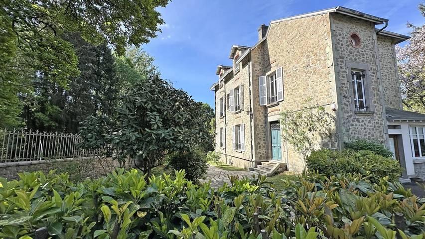Gîte pour 6 personnes, avec jardin à Compreignac