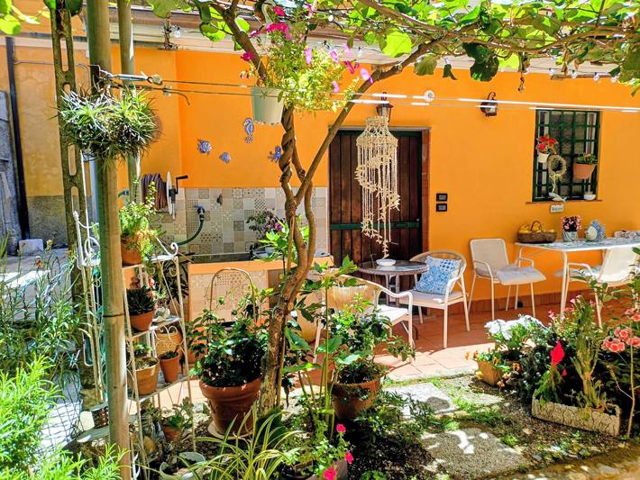 Geheel appartement, Vakantieappartement Un'oasi al Mare dichtbij het strand met tuin & Wi-Fi in Moneglia, Riviera di Levante