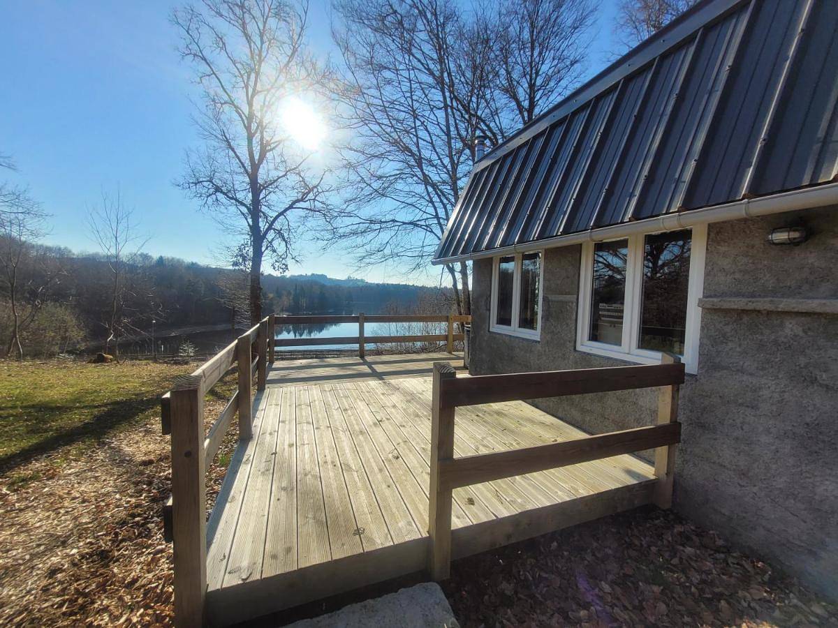 Petite maison vue sur Lac de la Triouzoune Neuvic in Neuvic, Région d'Ussel