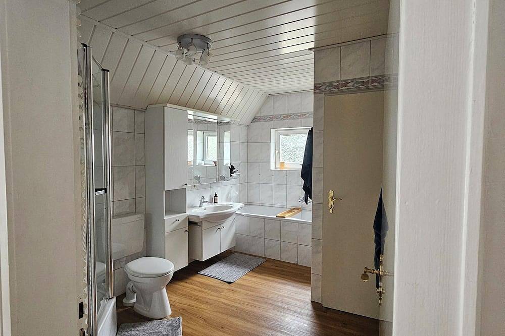 Familienurlaub auf 170m², Strandnahe, restaurierte Bauernkate. Wlan in Stade, Cuxland
