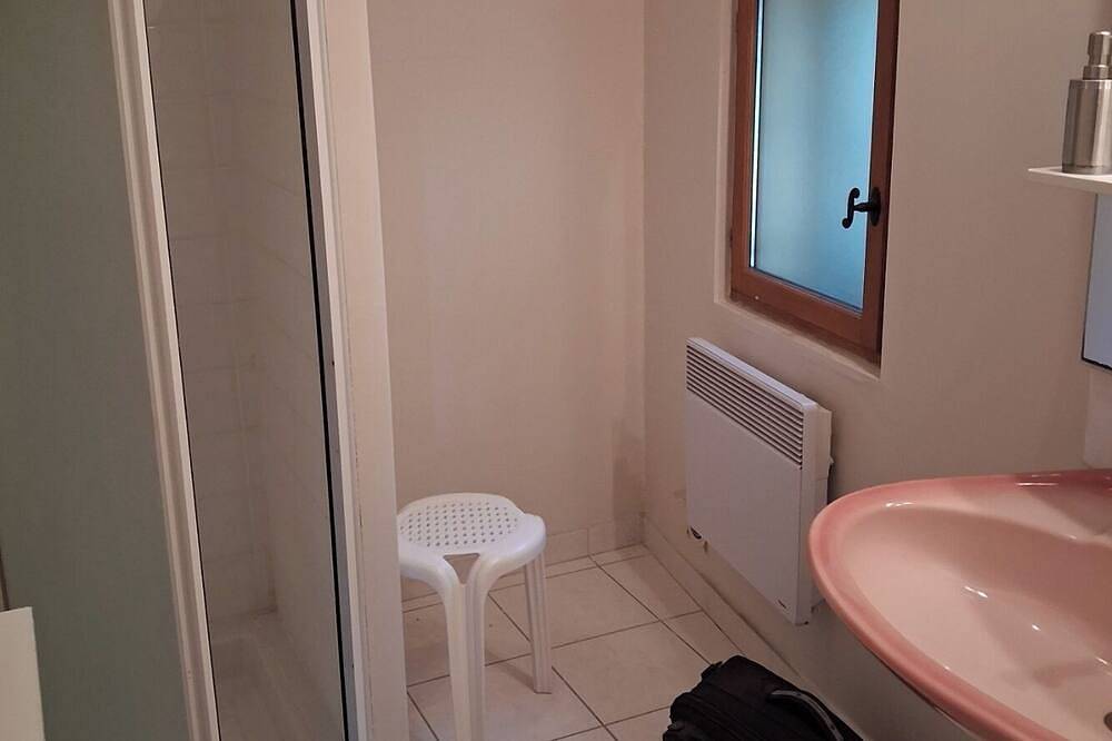 Ganze Wohnung, Accollé ein altes Bauernhaus, Apt. 1. St. (6 pl) renovierten Schwimmbad, Sauna und Spa in Maubec, Regionaler Naturpark Luberon