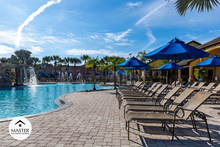 Vacation home for 10 people, with balcony/terrace and pool by Disney World