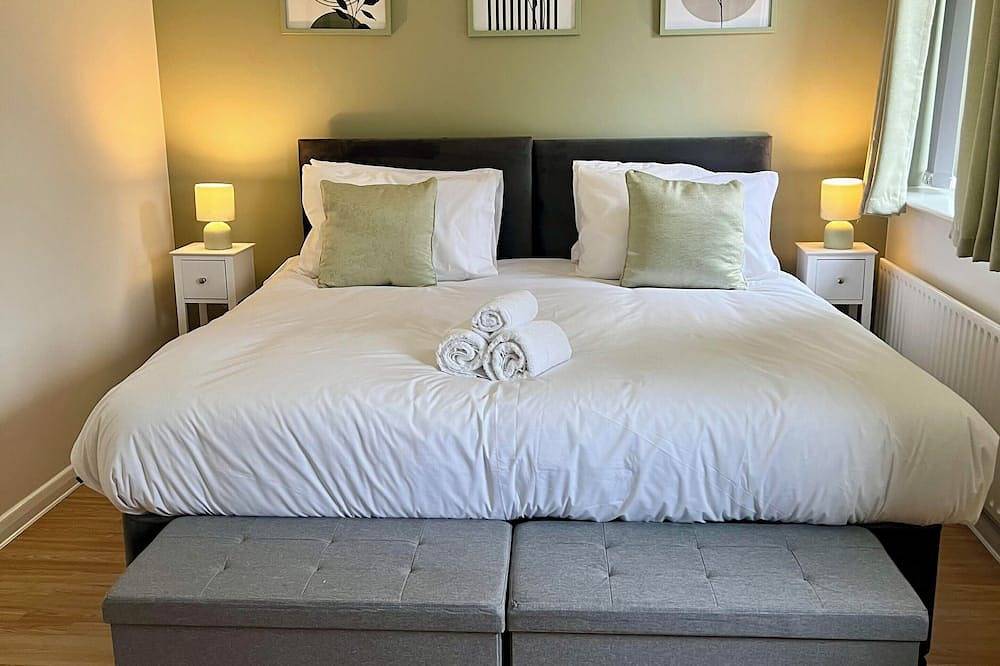 The Olive House, 4 Bedrooms, Sleeps 8, Contractors Welcome in Middlesbrough, North East England