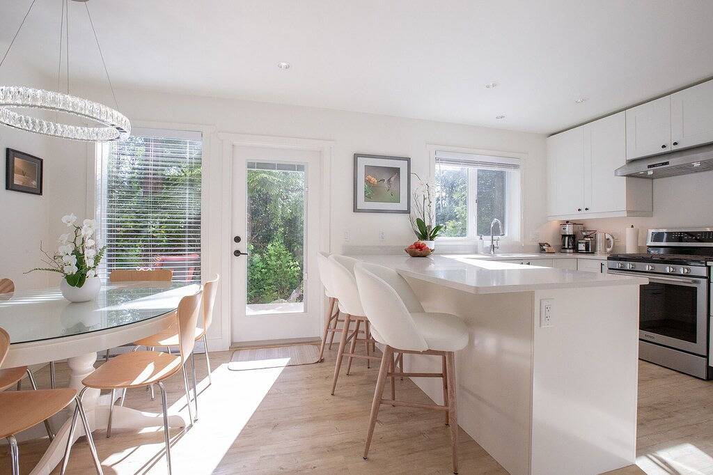 Tofino Hummingbird Cottage: Across from Chesterman Beach -\"Serenity by the Sea\" in Tofino, Alberni-Clayoquot Regional District