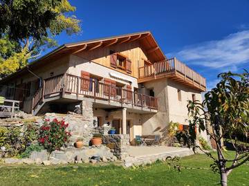 Gîte pour 4 personnes, avec terrasse et jardin à Puy-Sanières