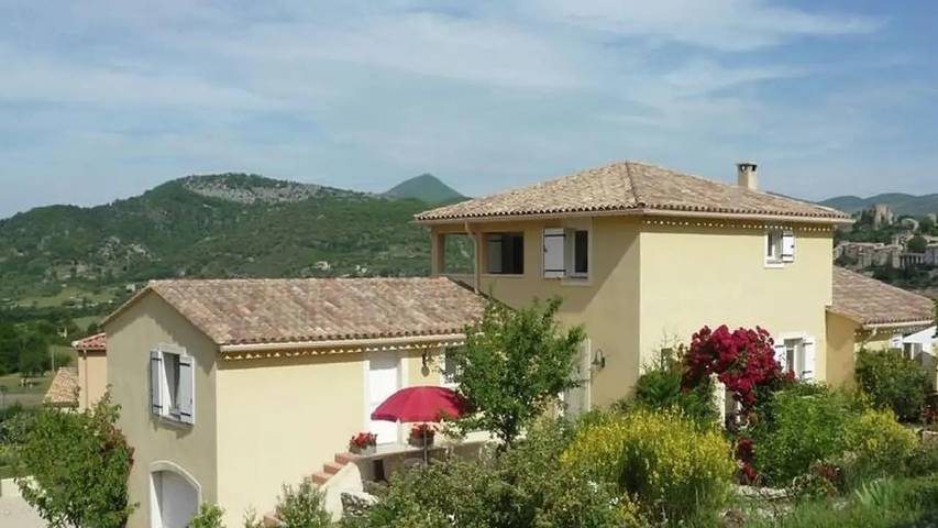 Gîte pour 2 personnes, avec jardin à Montbrun-les-Bains