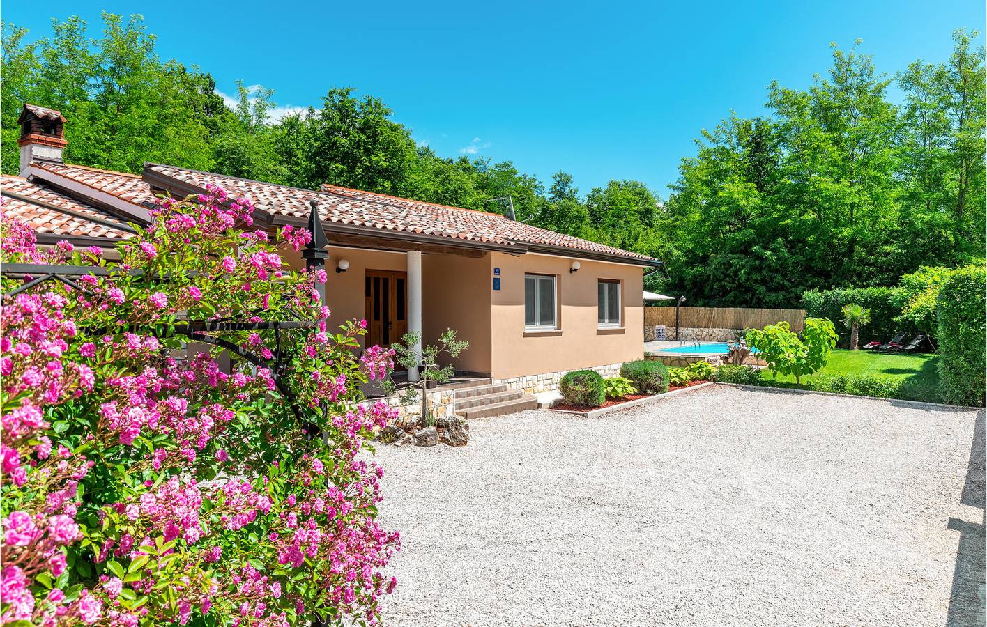 Amplio apartamento con piscina, wifi y aparcamiento cerca del centro de la ciudad in Istria
