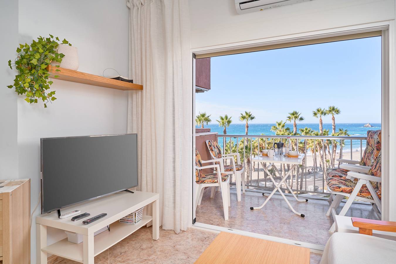 Apartamento entero, Apartamento 'Góndolas Costa Tropical' con vistas al mar, Wi-Fi y aire acondicionado in Playa Puerta del Mar, Almuñecar