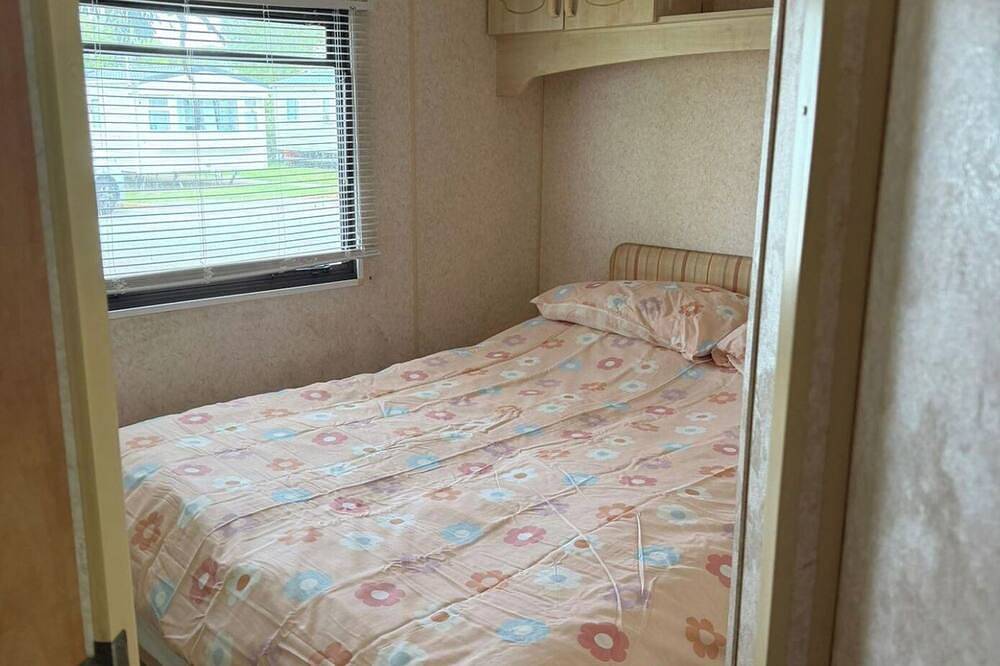 Static Caravan Sleeps 8 with Indoor Pool in Clacton-on-Sea, Essex