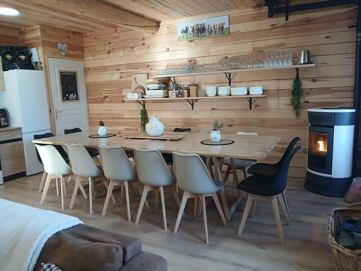 Location de vacances pour 16 personnes, avec jardin ainsi que terrasse et piscine, animaux acceptés dans Fix-Saint-Geneys