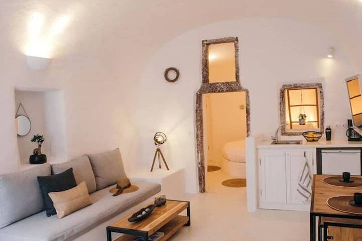 Vacation rental for 5 people, with hot tub and terrace in Santorini