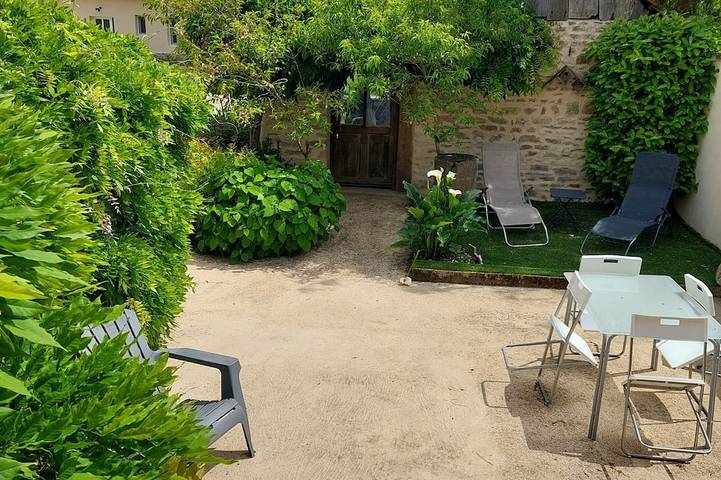 Location de vacances pour 4 personnes, avec jardin à Saint-Gervais-en-Vallière