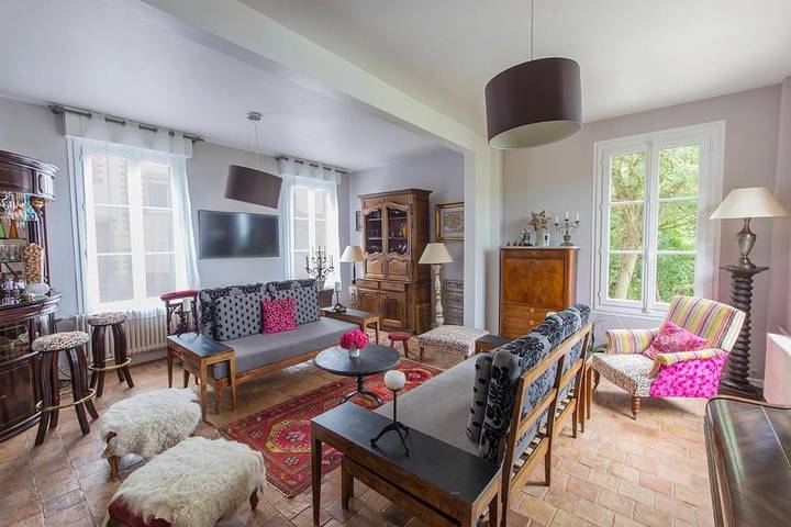 Villa pour 35 personnes, avec terrasse et jacuzzi ainsi que piscine et jardin