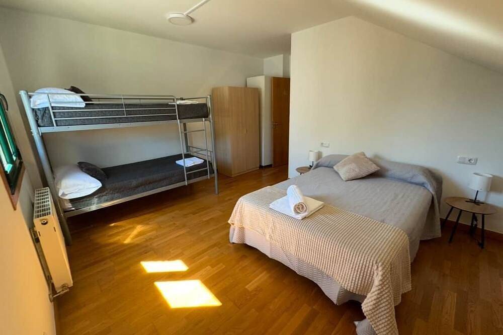 Portohome 2 | Entire house ideal for groups on the Camino de Santiago! in Portomarín, Reserva da Biosfera Ribeira Sacra e Serras do Oribio e Courel
