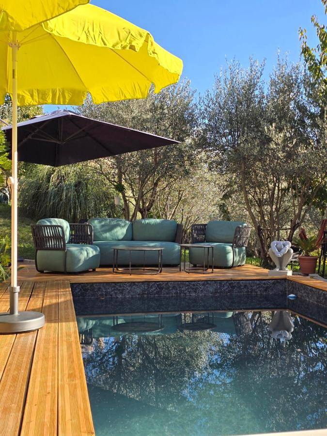 Maison d’hôte pour 4 personnes, avec terrasse et piscine ainsi que vue et jardin à Venterol