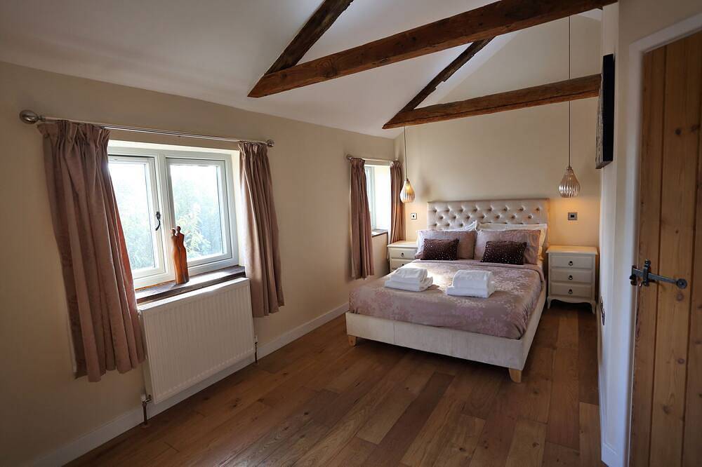 Traditional flint cottage with Hot Tub, 2 mins  from secluded beaches & pub! in Bacton, Norfolk Coast