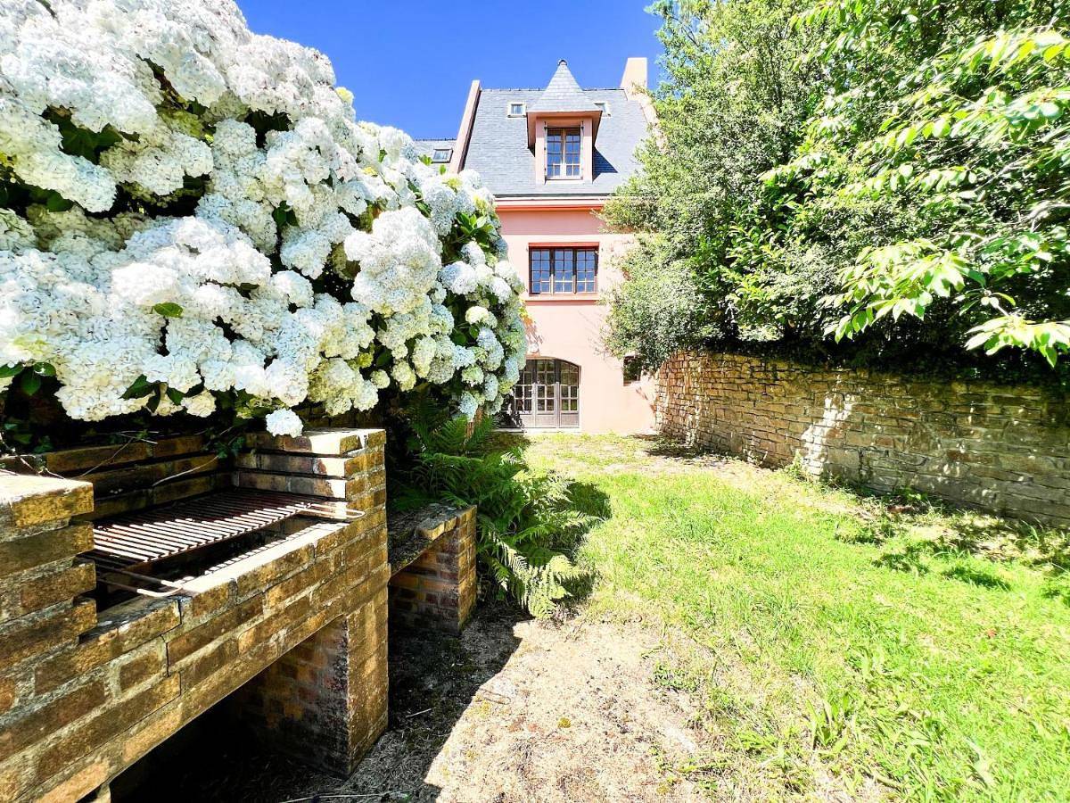 Dreamy holiday home with garden in Milizac-Guipronvel, Région de Brest