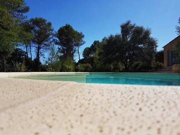 Location de vacances pour 2 personnes, avec piscine ainsi que vue et jardin à Saint-Mathieu-de-Tréviers