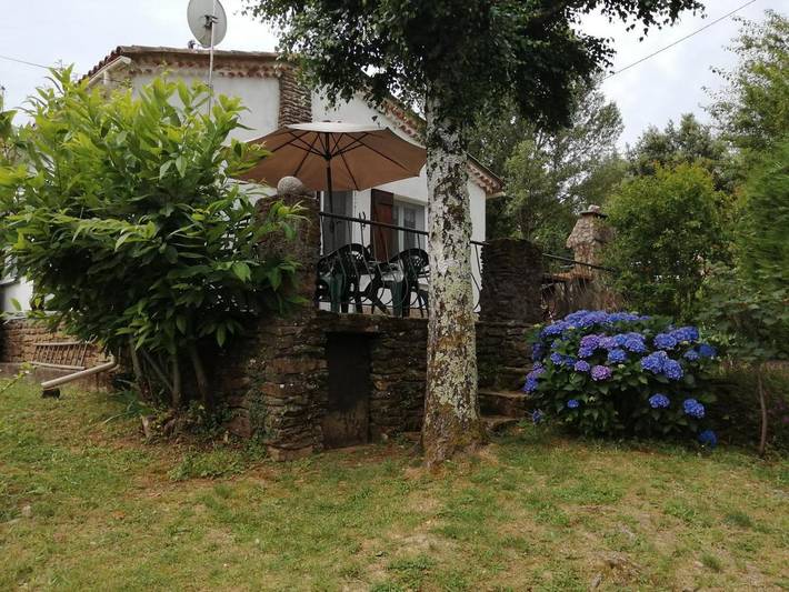 Location de vacances pour 4 personnes, avec terrasse ainsi que jardin et vue à Sénéchas - 3