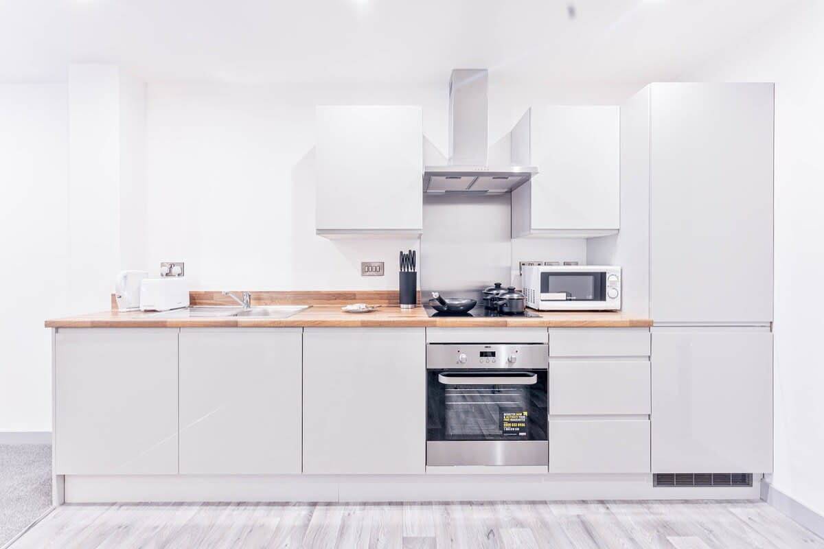 Entire apartment, Sleek 1Br Apartment Near Wolverhampton Centre in Wolverhampton, Birmingham Area