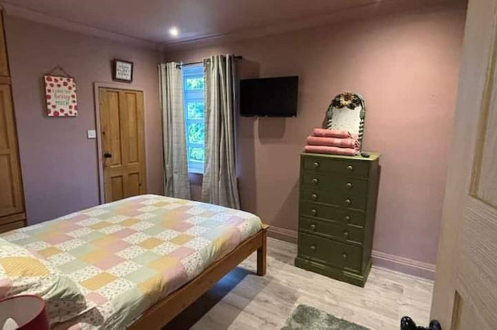 Cosy cottage in Wakefield. Perfect for long stays in Wakefield, Westliches Yorkshire