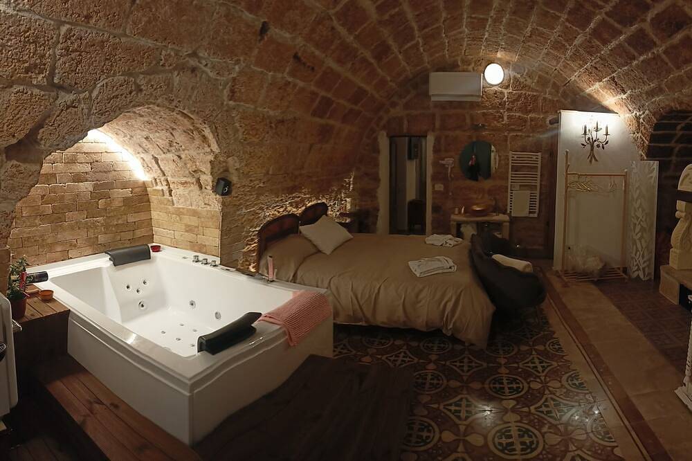 Elegant and private sub-floors with whirlpool tubs in Gioia del Colle, Bari Provinz