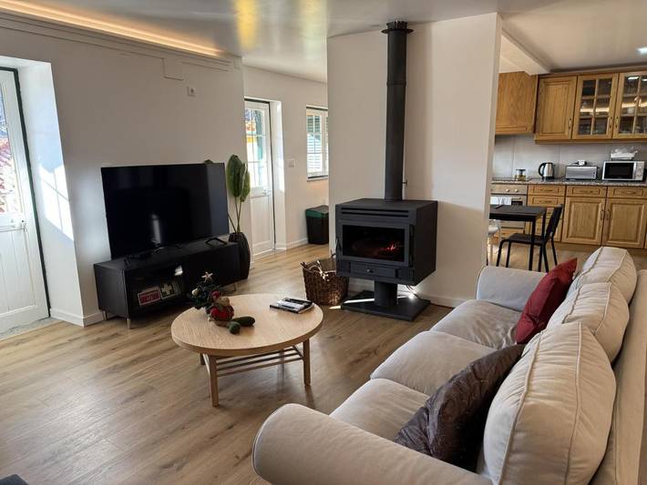Gîte pour 21 personnes, avec Balcon et Terrasse ainsi que Jardin et Piscine dans Janeiro de Cima